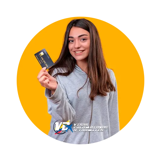 Mujer con su cedula extranjera en la mano