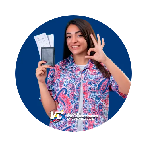 mujer con una visa en la mano